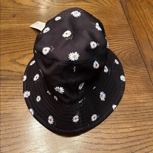 Alice + Olivia Black and White Daisy Bucket Hat, NWT‎